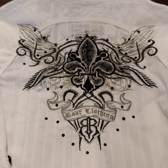 Women's Roar Button Down - Picture 3 of 9